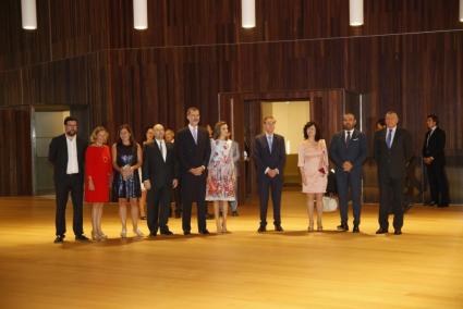 The King and Queen together with Melià top management and politicians.