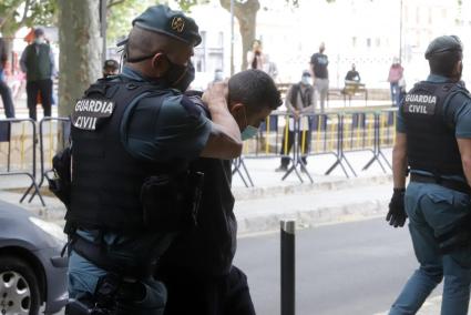 Ali Kouch, guarded by the Guardia Civil, in the courts of Inca