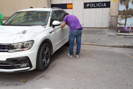 Examination of the car which was used to take Wouter Van Lujin to hospital.