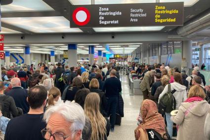 Palma Airport More long queues for passengers