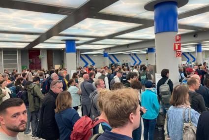 Queues at security at Palma Airport, Mallorca