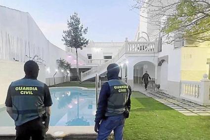 Police inspecting the mansion.