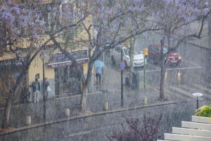 Monday morning in Palma witnessed a torrential downpour, soaking the city streets with heavy rainfall.