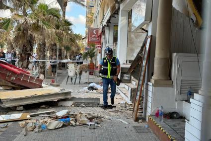 Police inspector at the scene of the collapsed building in Playa de Palma, Mallorca