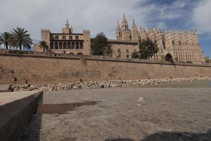 Parc de la Mar lake in Palma turned grey