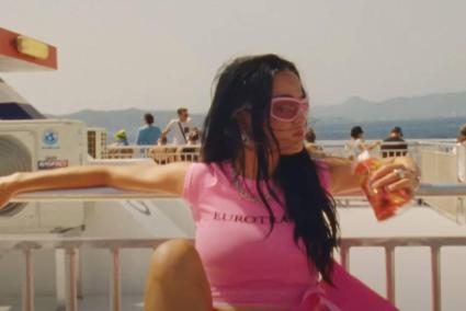 Katy Perry enjoying her Mallorcan Quely Merienda in the video.