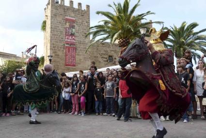 Alcudia. Town festivities. The giant-headed figure group s'estol del rei en jaume celebrates 20 years