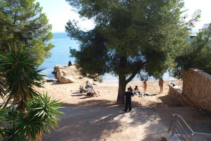 Many people enjoy the beaches during the second half of November