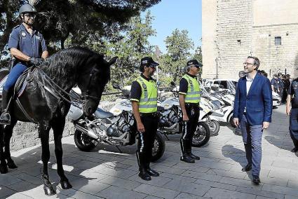 José Hila, when still mayor, with police at the Cathedral.