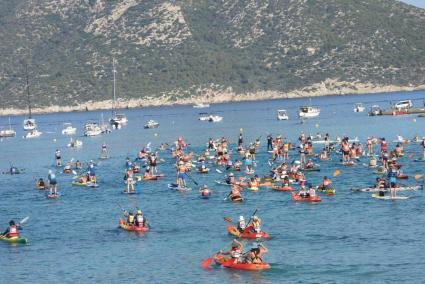Canoeists and paddleboarders in Mallorca