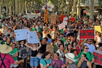 Thousands of citizens crowd the streets of Palma in an outcry against overcrowding