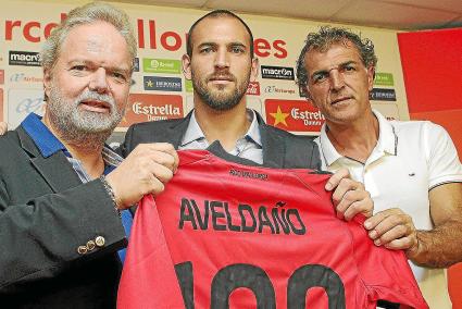 Real Mallorca president Utz Claassen and director of sport Miquel Angel Nadal with Lucas Aveldaño.