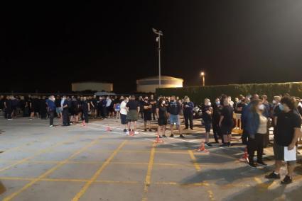 Passengers waiting for buses in Palma at 0500.