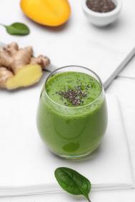 Baby spinach, mango & ginger smoothie with chia seeds