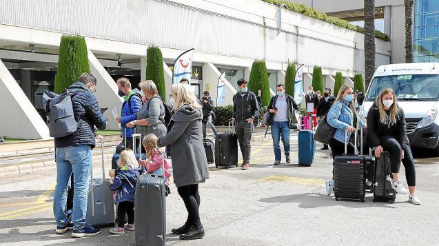 Deutsche Touristen kommen am Flughafen Palma auf Mallorca an