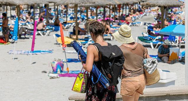 Urlauber an einem mallorquinischen Strand