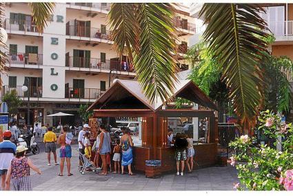 The Gelats Valls ice-cream kiosk in Puerto Pollensa.