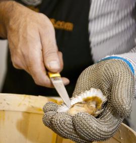 Eating oysters in Mallorca