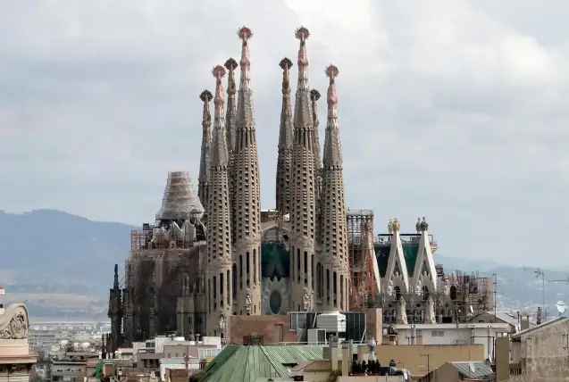 Palma haría bien en mirar al otro lado del agua cómo funciona Barcelona y por qué.