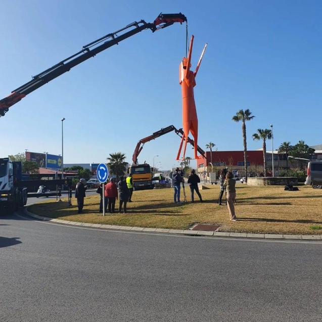 Escultura de caballo reparada en Alcudia Mallorca vuelve a su ubicación