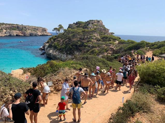 Colas en la playa de Caló des Moro en Mallorca