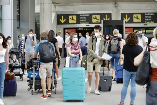 Turistas que llegan al aeropuerto de Palma Son Sant Joan, Mallorca