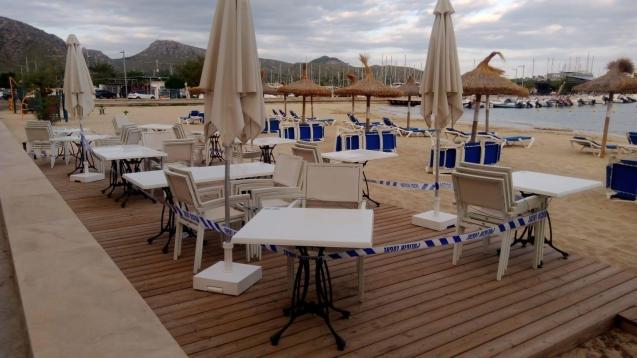 Terraza protegida de la playa en Puerto Pollensa, Mallorca