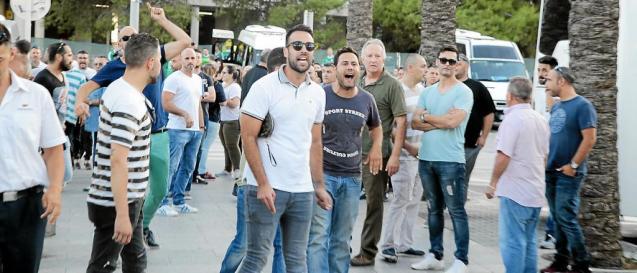 Los taxistas del aeropuerto de Palma Son Sant Joan en Mallorca protestan contra las empresas de transporte pirata