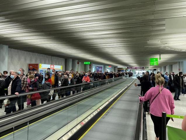 Largas colas en el control de pasaportes del aeropuerto de Palma el mes pasado.