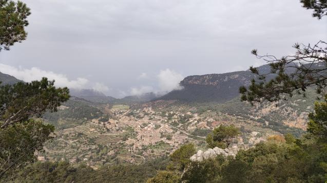 Intervalos nubosos con nubes mayoritariamente medias y altas
