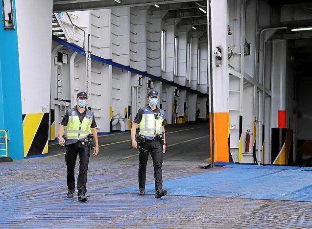 El contrabandista de drogas fue capturado durante un control de rutina en el puerto.
