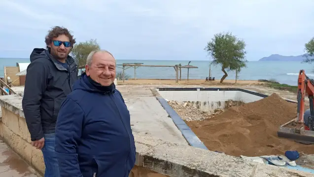 Piscina Mar y Paz en Can Picafort, Mallorca - en proceso de llenado