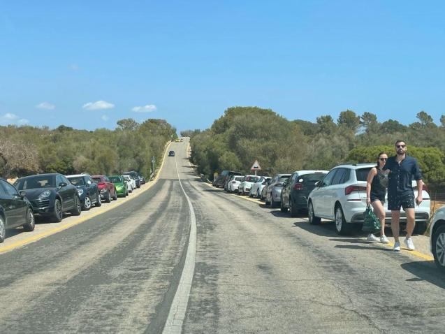 Coches aparcados en la carretera principal cerca de Cala Varques, Mallorca