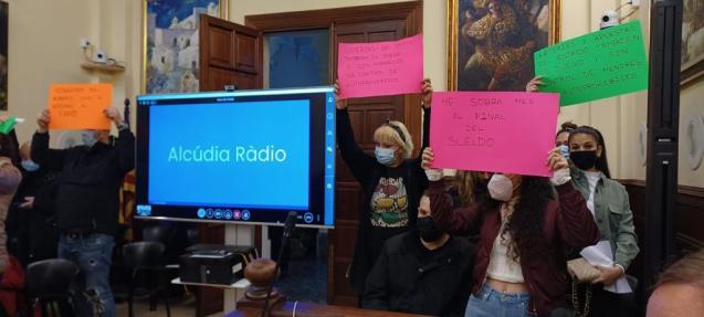 Manifestantes en una reunión del consejo en Alcudia, Mallorca