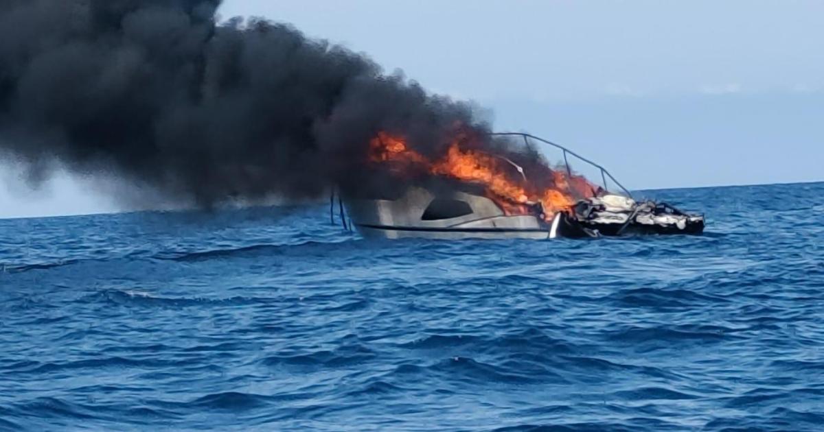Mallorca emergencies: Boat sinks after catching fire off Pollensa