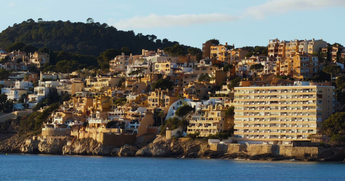 Spain PM unveils new law to cap rents, crack down on short-term lets and tackle room rental abuse