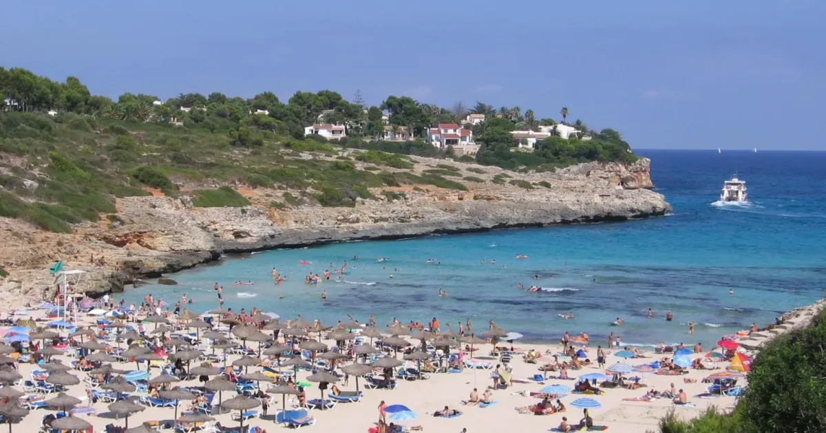 German tourist dies after trying to save another man at a Mallorca beach
