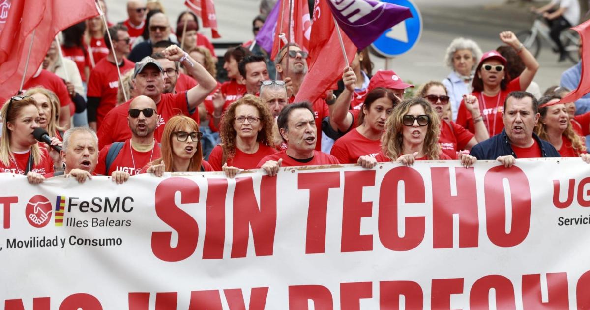 Thousands march in Palma in the Mallorca May Day demonstration against war and for housing