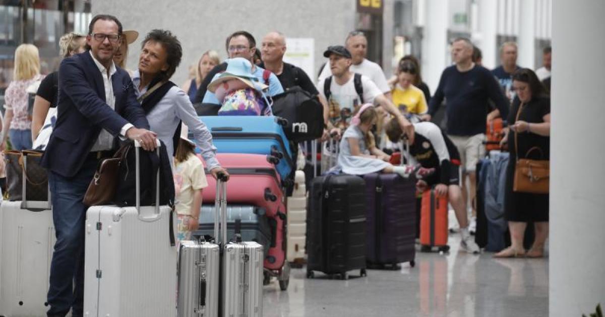 Airline complains that it is quicker for Britons to fly to Spain than get through new border controls