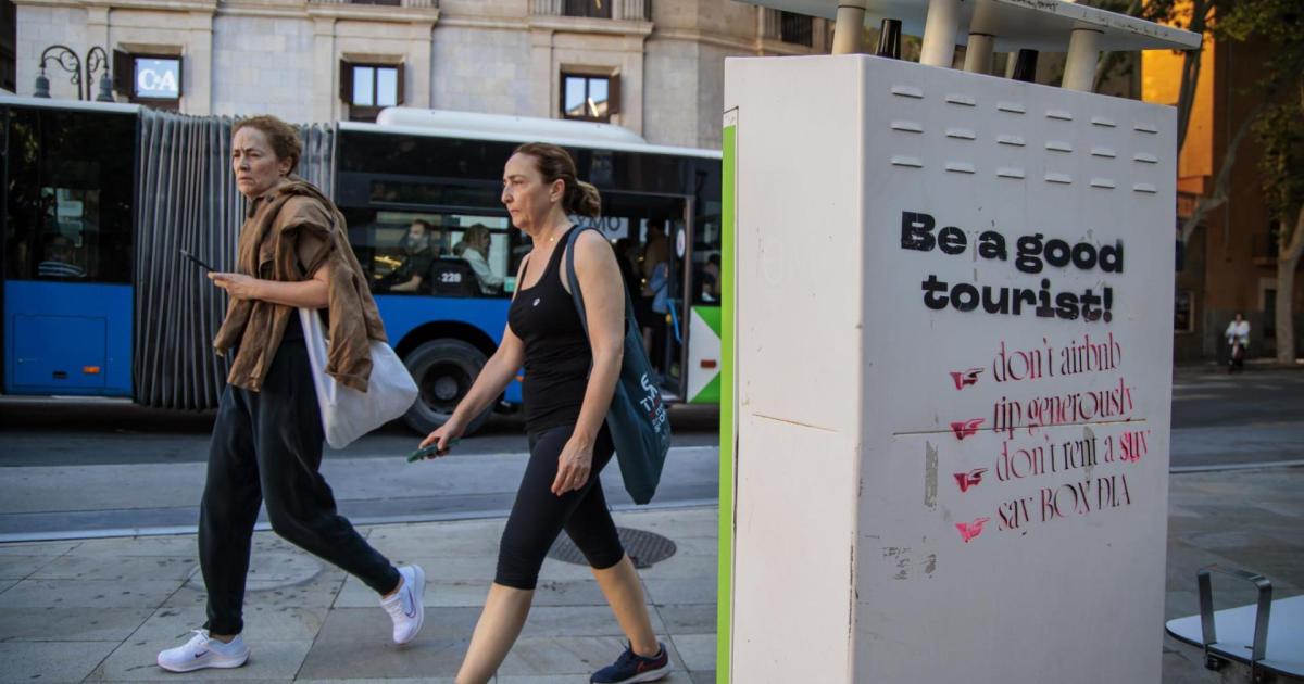 Tourists in Palma react to anti-tourism graffiti: "Yes, there are too many visitors"