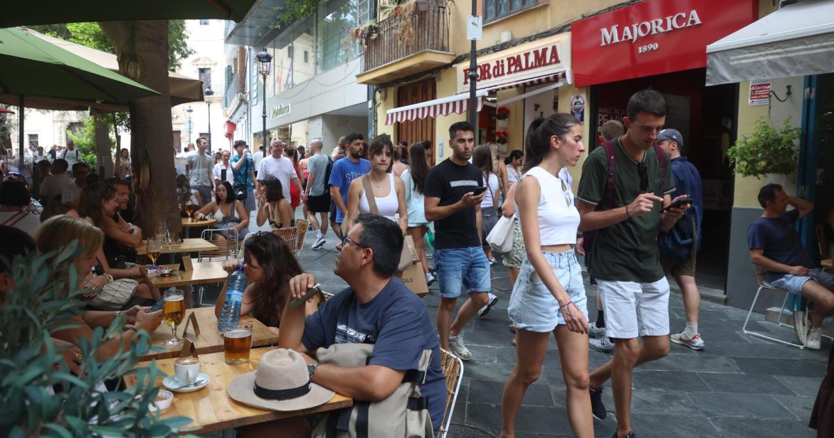 Tourists set to spend over €2,500 per person in Spain this summer