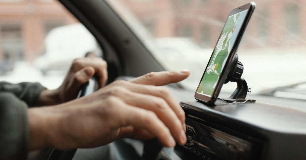 Spain drivers warned over €200 fine for where they place mobile phone in car