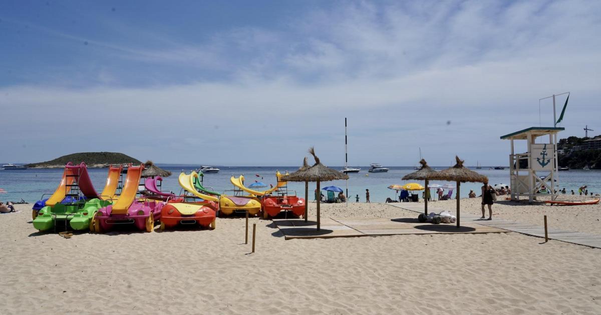 Bar and restaurant owners furious over NO beach beds or sun shades at Magalluf beach
