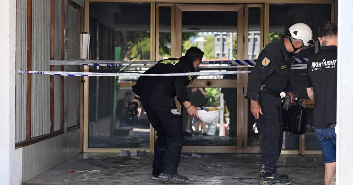 "I opened the door and saw the body of my neighbour and a lot of smoke. We could not get out"