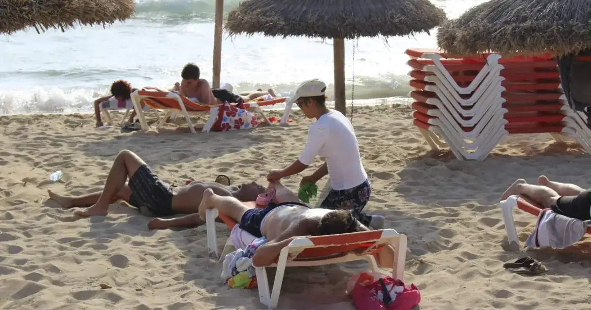 Tourists warned to avoid illegal beach massages in Mallorca