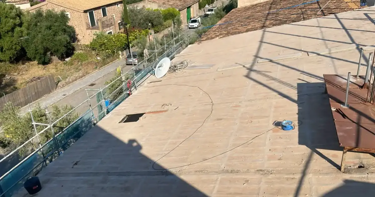 Worker who fell from the roof of a Mallorca sports centre has died
