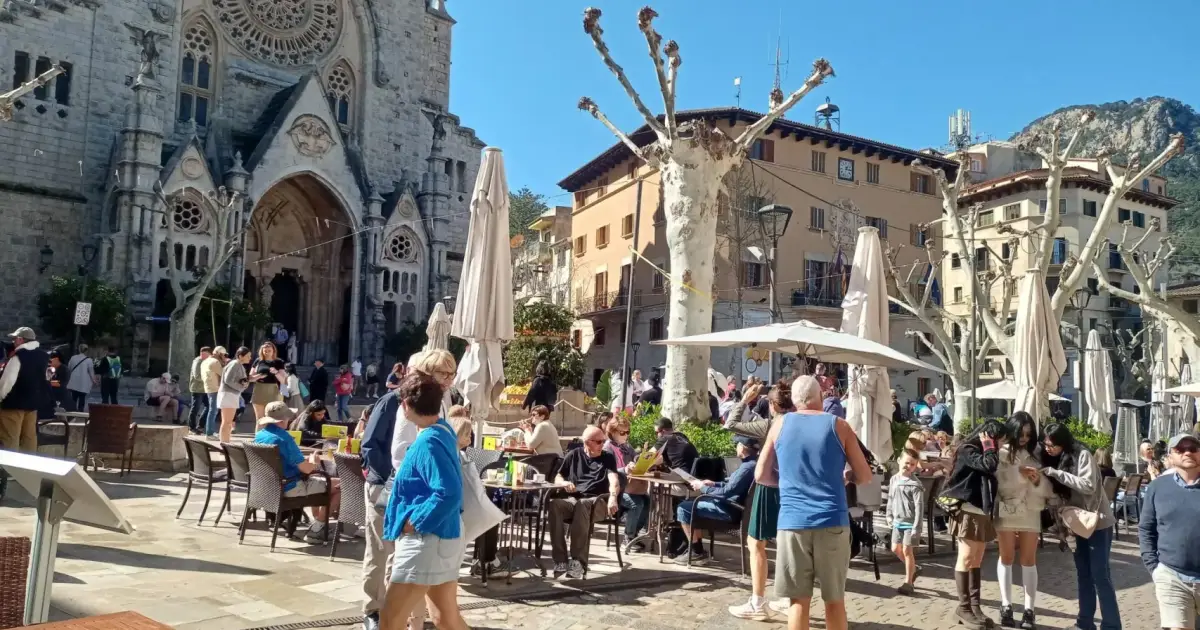 Soller bars and restaurant terraces and markets forced to close during anti-tourism protest