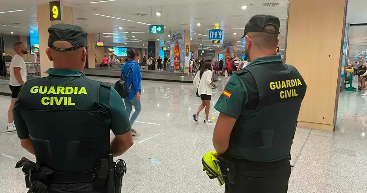 Man stopped at Palma airport with 26,500 euros, a Rolex and nine phones