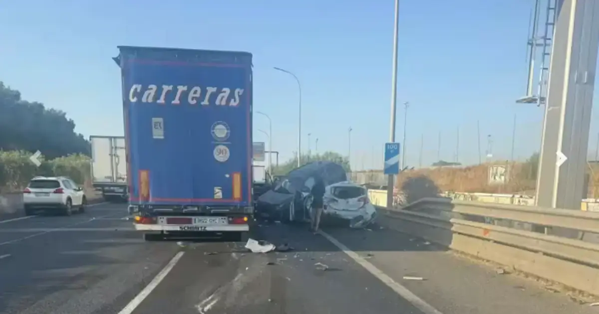 Lorry driver arrested after failing breath test, five injured in traffic pile up involving a lorry and six cars in Mallorca