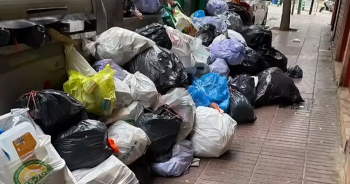 Top Mallorca resort slammed a giant rubbish tip by residents: “we have to jump over the bin bags”